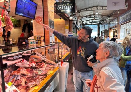 Guided visit of the Triana market in the company of local chef
